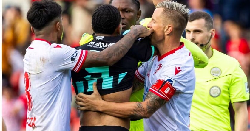 Football : le mea culpa du gardien Timothy Fayulu après s’être bagarré avec un joueur en plein match