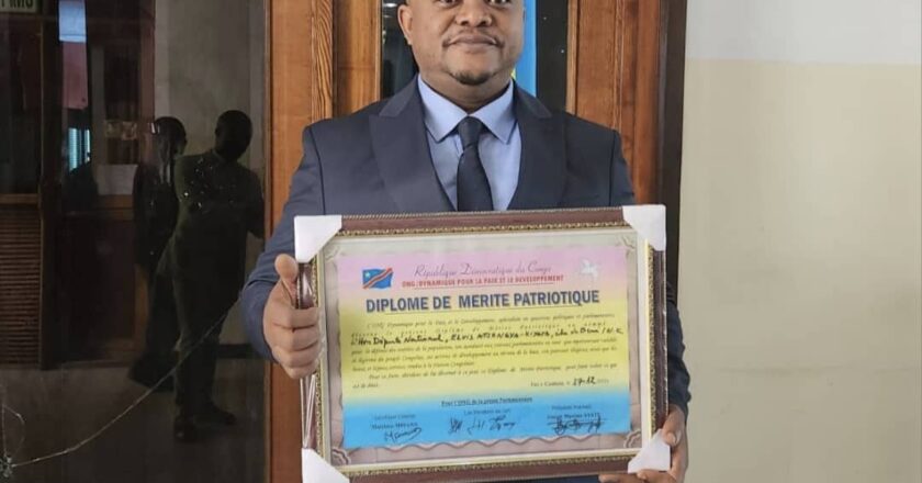 RDC : le député national Atsongya Kiyaya Elvis honoré par un diplôme de mérite patriotique de la DPD