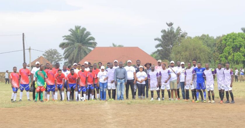 Beni : Trois équipes de football reçoivent des vareuses et ballons, don de Papy Bulere