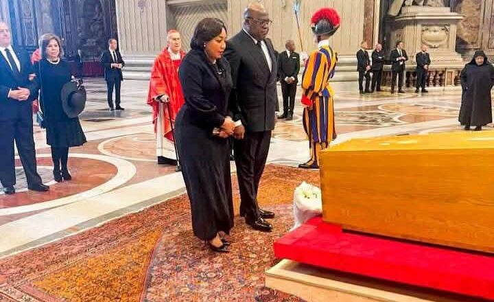 Hommage solennel au Pape François : le couple présidentiel congolais s’incline avec émotion