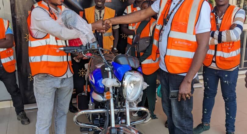 Beni/Télécommunication : un team leader de la maison Orange remporte une moto grâce à sa bravoure