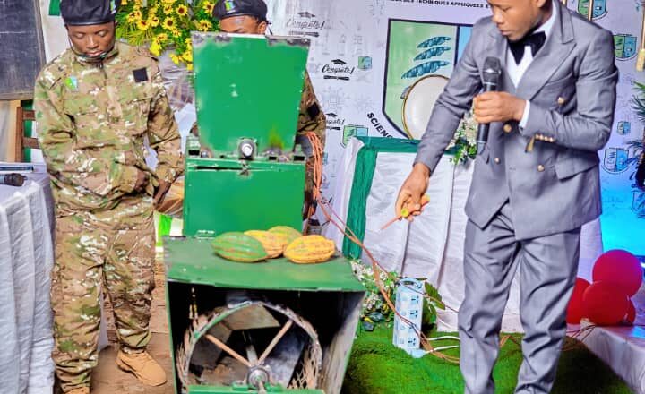 Beni : une première au pays, un étudiant de l’ISTA-D invente une machine d’ouverture automatique des cabosses de cacao