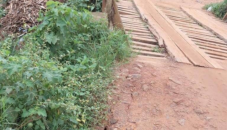Beni/Cantine : l’état de délabrement du pont Mangato menace la sécurité des habitants