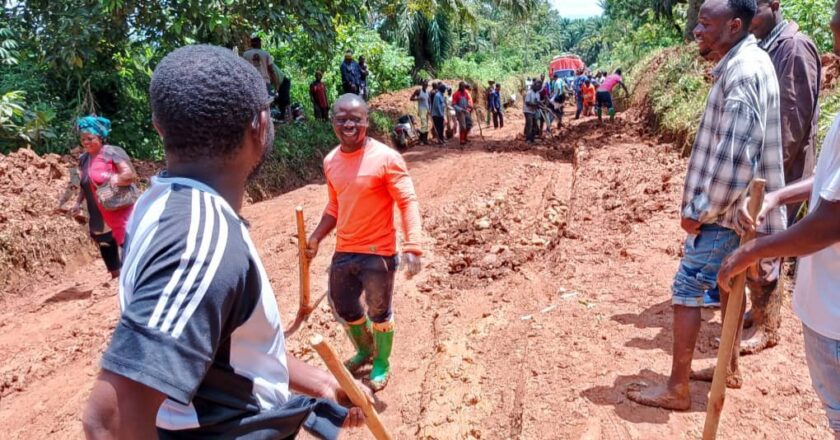 Beni : la population du groupement Baswagha/Madiwe se mobilise pour entretenir la route Cantine–Mabalako en état de délabrement avancé