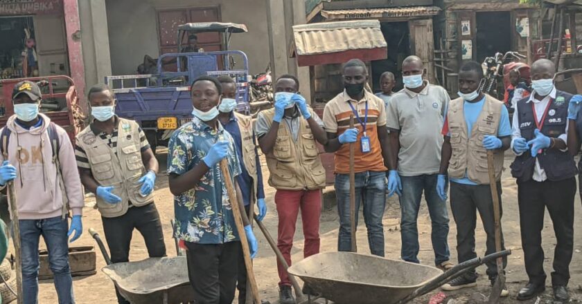 Nord-Kivu : les journalistes assainissent le centre commercial de Bulongo en hommage à Mzee Laurent Désiré Kabila