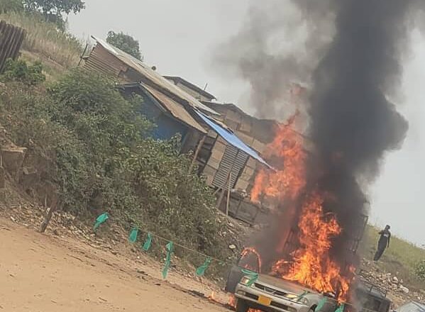 Beni : un véhicule prend feu à la barrière FONER de Kasindi