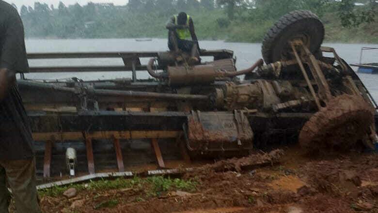 Beni : un camion chargé de cacao termine sa course dans un étang piscicole à Beni-Mbau