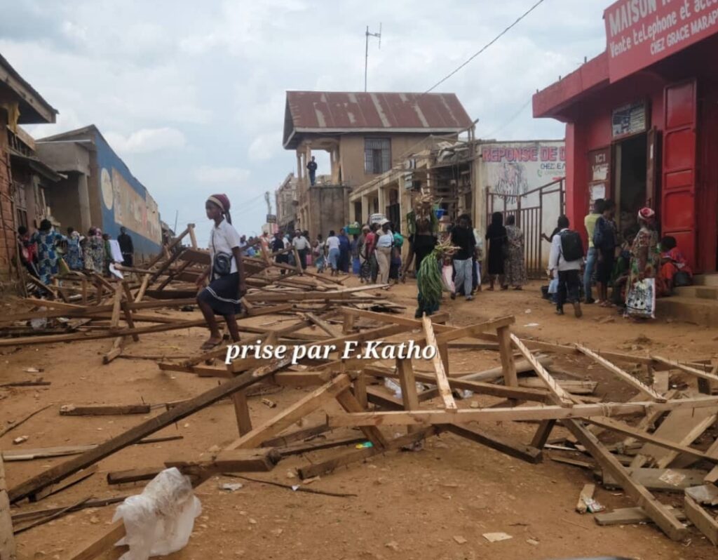 Beni : opération « ville propre », la police démolit des étalages au marché de Kilokwa
