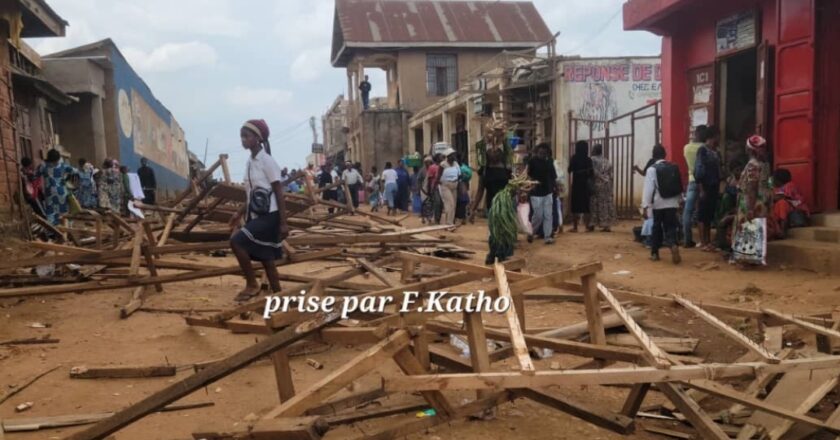Beni : opération « ville propre », la police démolit des étalages au marché de Kilokwa