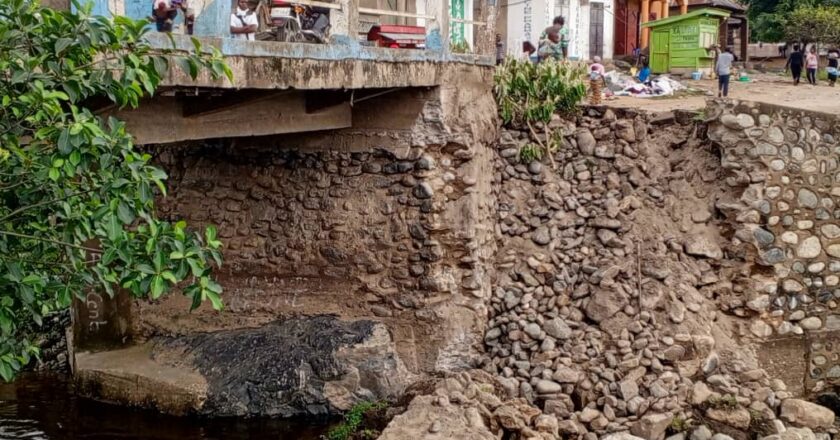 Nord-Kivu : le pont Butau reliant Mutwanga à Mwenda menace de céder, la société civile lance l’alerte