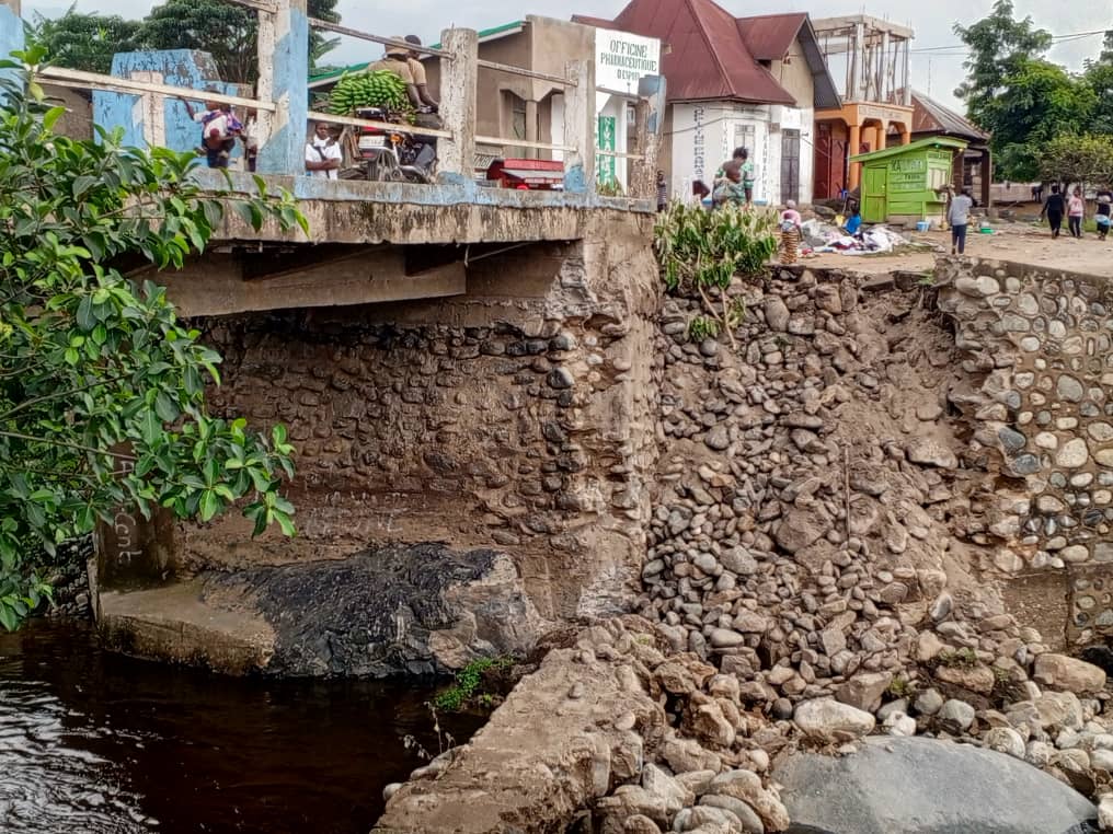 Nord-Kivu : le pont Butau reliant Mutwanga à Mwenda menace de céder, la société civile lance l’alerte
