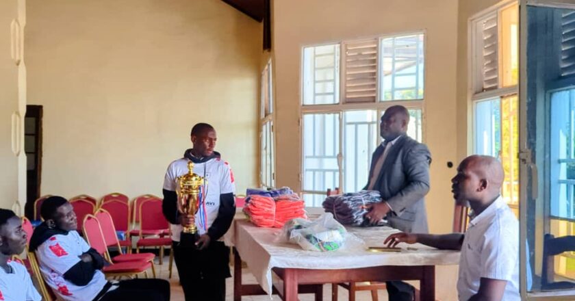Beni : avec l’appui du député Atsongya Kiyaya Elvis, le CS Basayi Vusayi reçoit son trophée de champion interscolaire