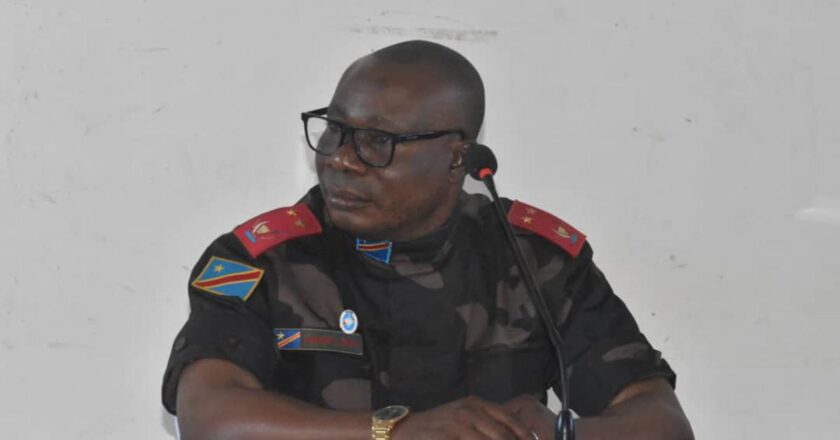 Biakato : le général Bruno Mandefu promet une traque des groupes armés lors d’un meeting populaire
