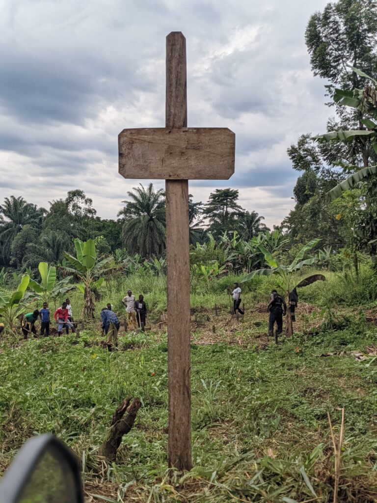 Baswagha-Madiwe : la population assainit le cimetière de Mako-Manzali en mémoire des victimes du massacre de 2024